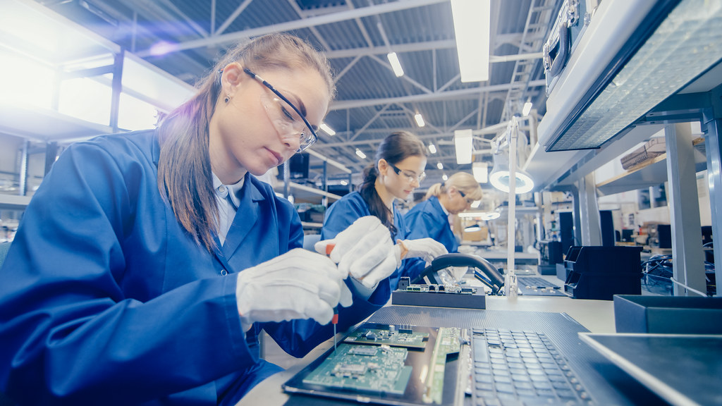 Equipo técnico trabajando con precisión en componentes electrónicos
